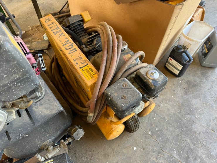 #46812-•-titan-industrial-8-gallon-air-compressor-inv#46812-image-1