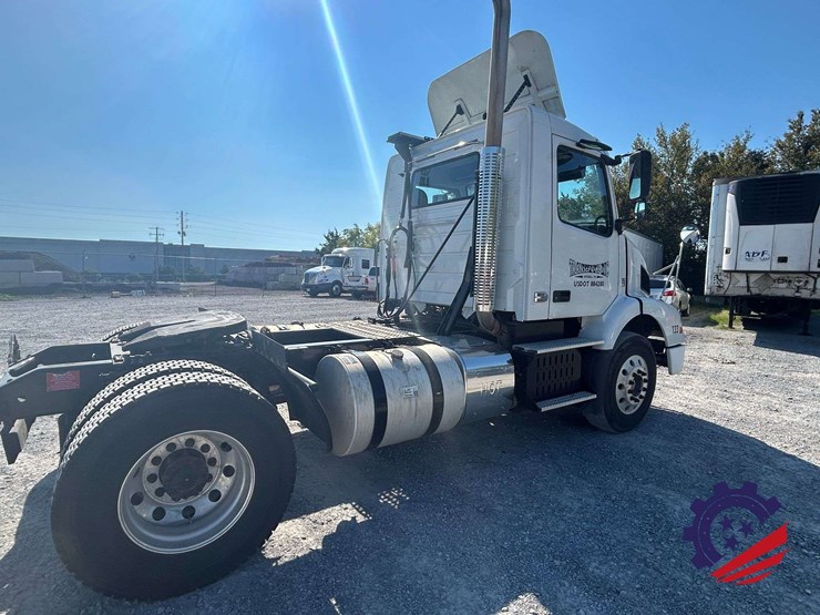 2014-volvo-vnm42t-s/a-truck-tractor-image-7