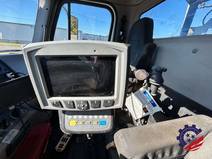 2019-freightliner-114sd-image-49