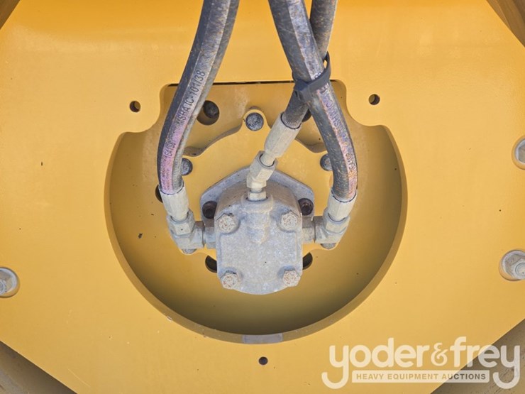 2018-caterpillar-cb34b-image-16