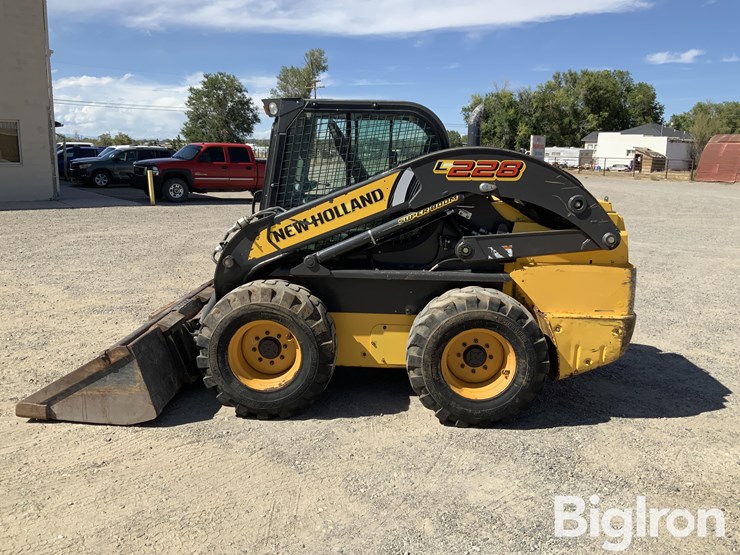 2020-new-holland-l228-image-8