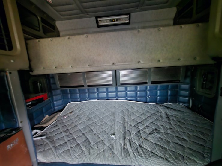 2001-peterbilt-379-image-63