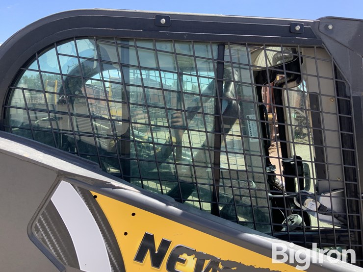 2020-new-holland-l228-image-19