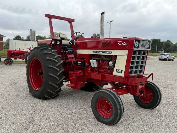 farmall-1066-turbo-row-crop-puller-image-4