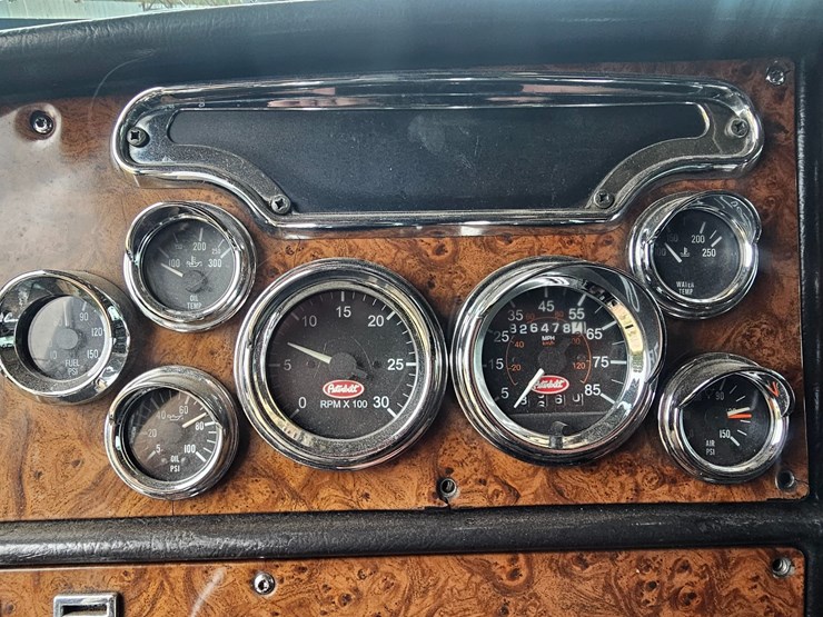 2001-peterbilt-379-image-58
