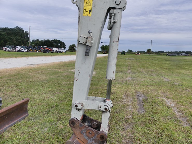 takeuchi-tb240-image-14