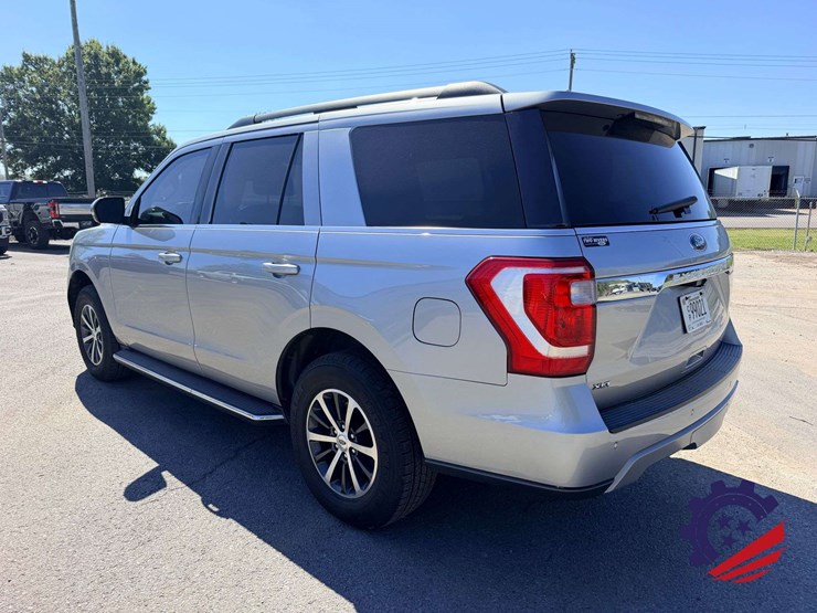 2021-ford-expedition-xlt-image-3
