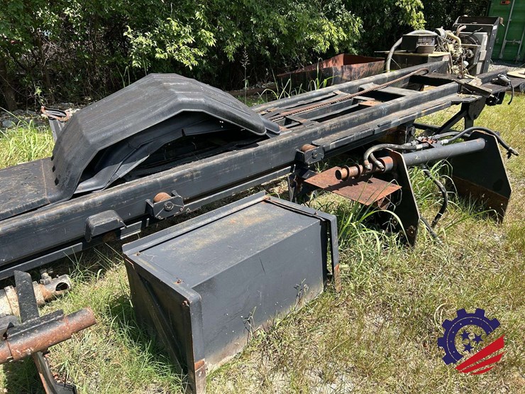 complete-roll-off-hoist-body-minus-the-tarper-rams,-tank,-plastic-fenders-image-4