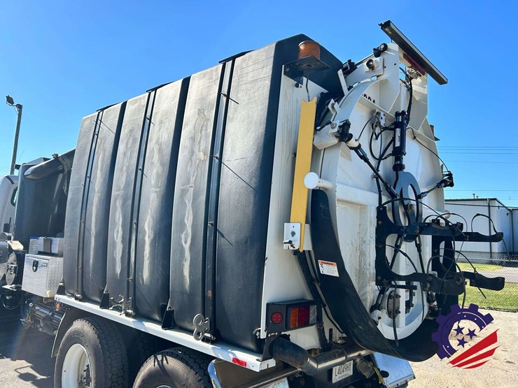 2019-freightliner-114sd-image-79