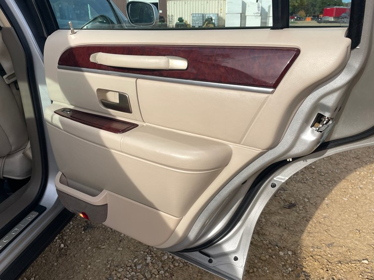 #201-•-2005-lincoln-town-car-(has-wi-title)-image-82