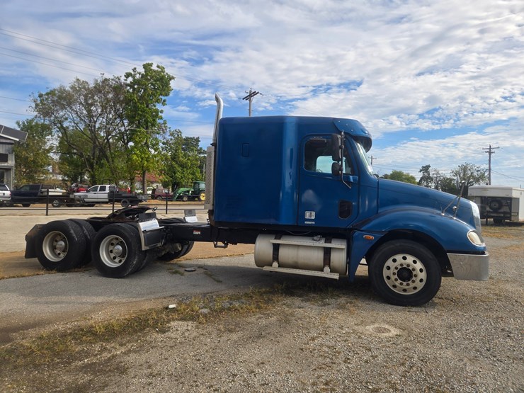 2006-freightliner-columbia-120-image-18