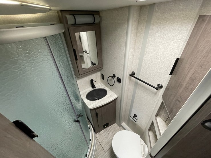 #2824-•-2022-lance-travel-trailer,-(has-new-mexico-title)-image-54
