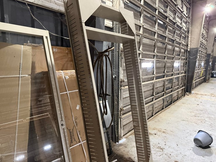 #42113-•-lot-of-miscellaneous-doors-&-shelving-image-2