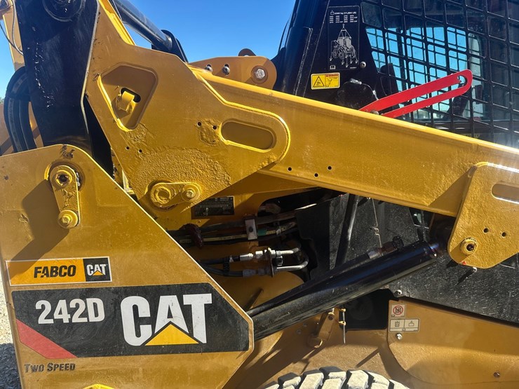 caterpillar-242d-image-22