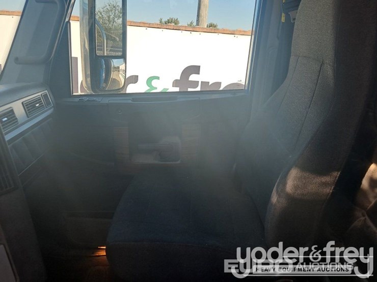 2019-freightliner-122sd-image-33