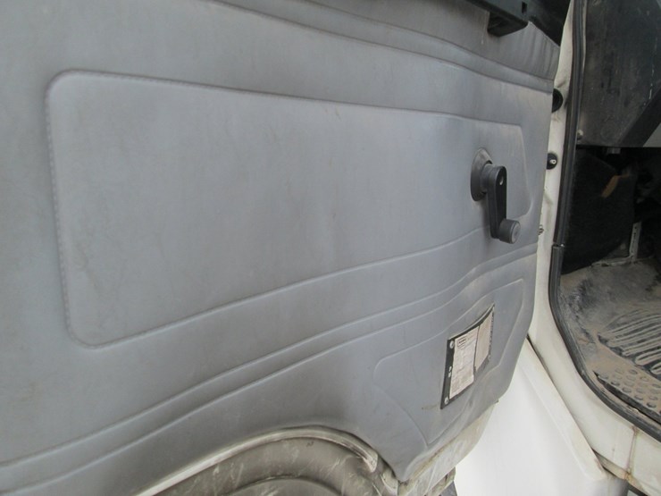 1998-freightliner-fl80-image-27
