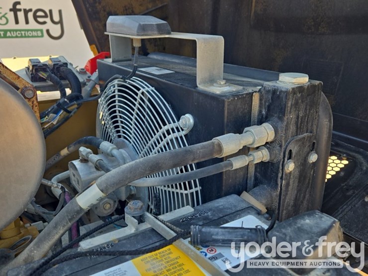 2018-caterpillar-cb34b-image-33