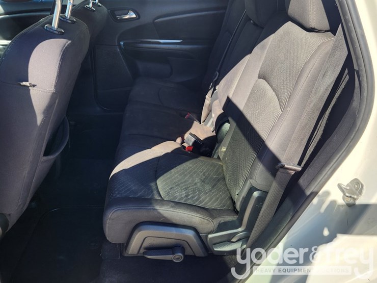 2012-dodge-journey-image-31