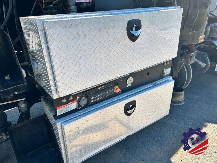 2019-freightliner-114sd-image-93