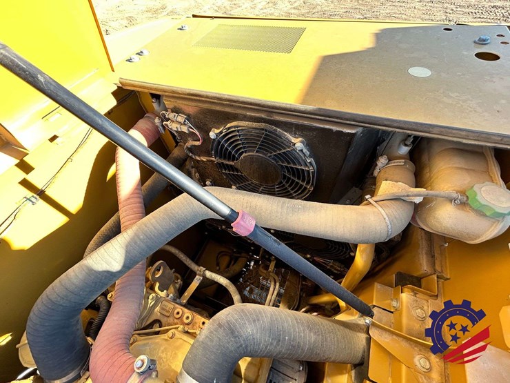 2018-caterpillar-320-image-78