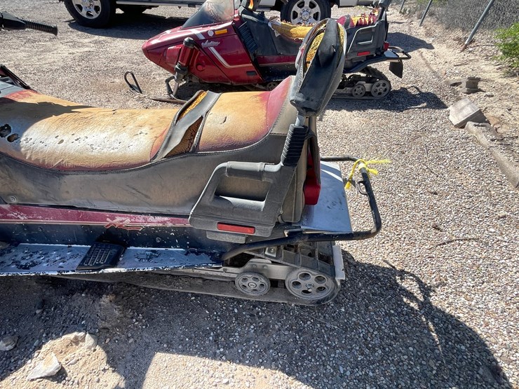 #2897-•-yamaha-venturo-snowmobile-image-9