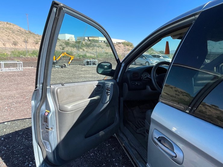 2005-chrysler-town-&-country-image-38