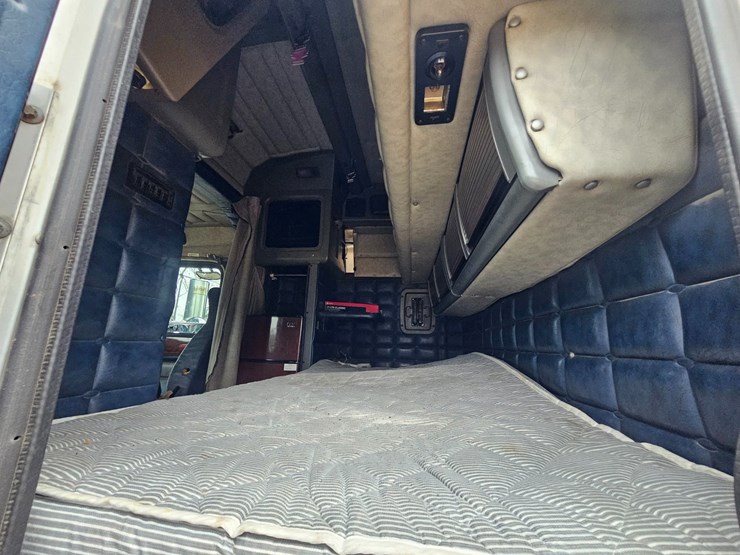 2001-peterbilt-379-image-67
