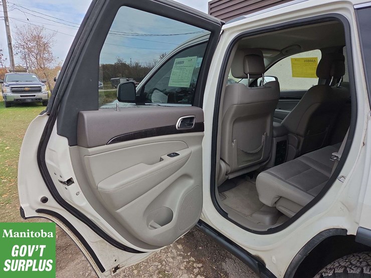 2011-jeep-grand-cherokee-image-23