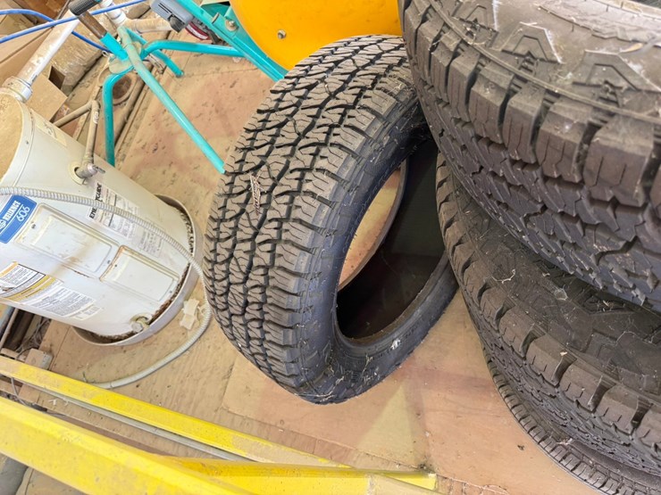 #42068-•-lot-of-(4)-lt27560r20-tires-inv#42068-image-4