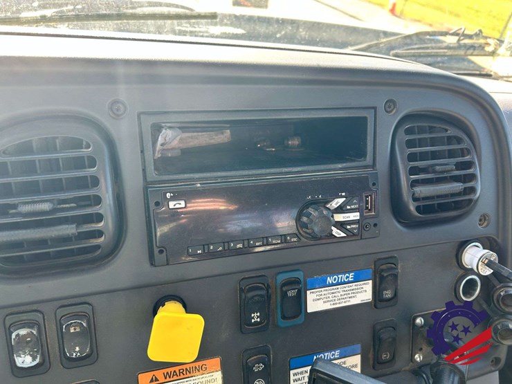 2019-freightliner-114sd-image-58