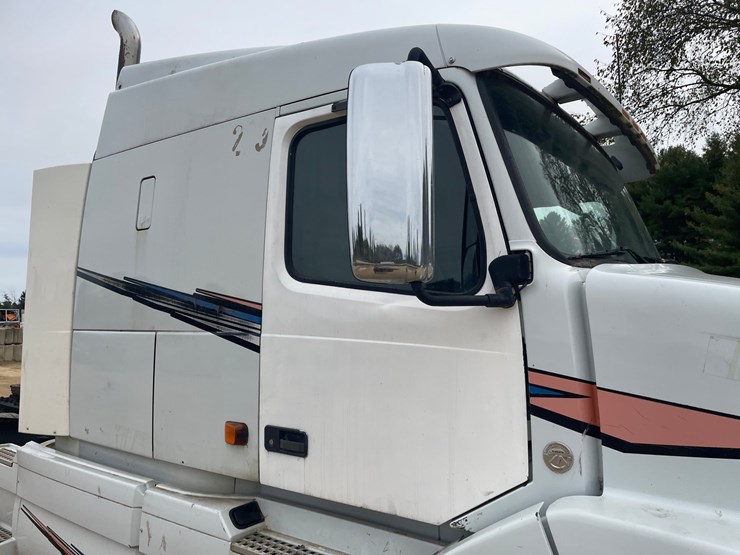 #101-•-2007-volvo-vnl-sleeper-semi-(has-wi-title)-image-16