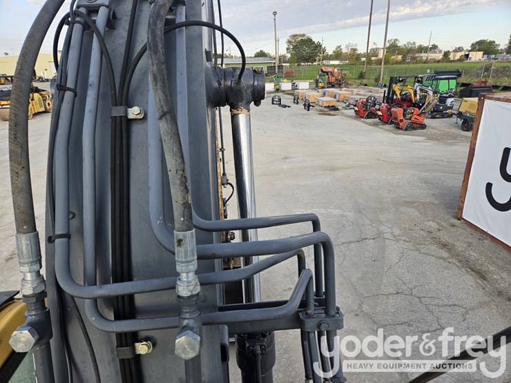 2016-deere-135g-image-18