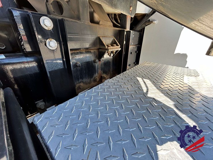 2020-peterbilt-567-image-54