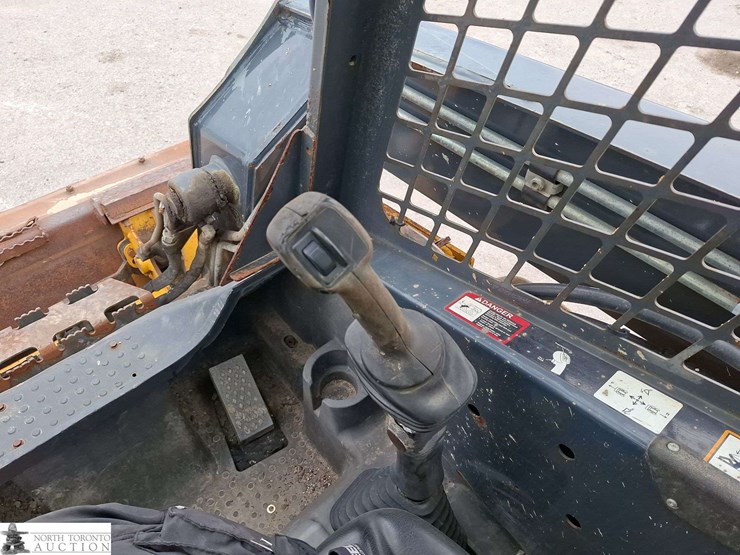 2012-deere-323d-image-14