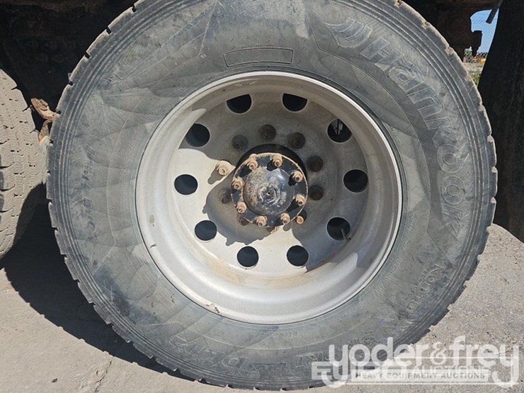 2019-freightliner-122sd-image-26