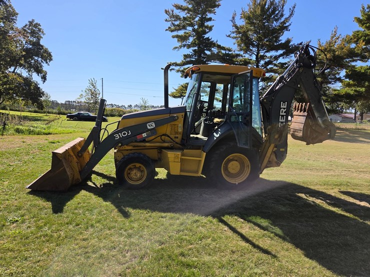 2010-deere-310j-image-2