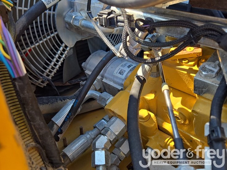 2021-caterpillar-cb34b-image-24