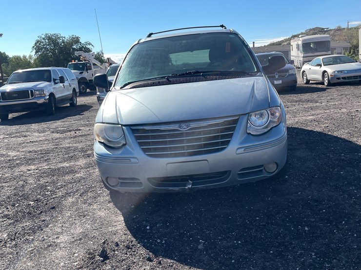 2005-chrysler-town-&-country-image-2