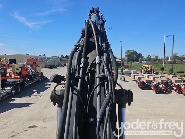 2015-deere-135g-image-26
