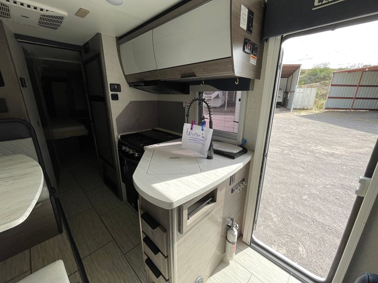 #2824-•-2022-lance-travel-trailer,-(has-new-mexico-title)-image-46