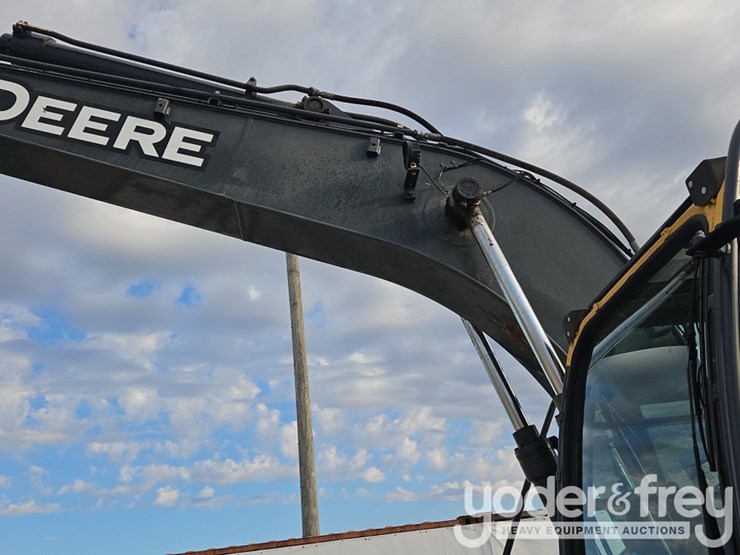 2016-deere-135g-image-32