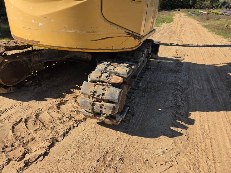 2011-deere-135d-image-42