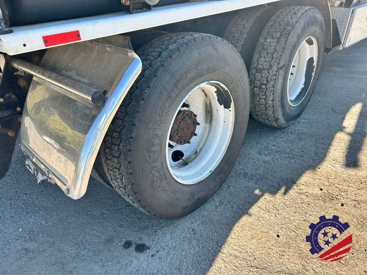 2019-freightliner-114sd-image-22