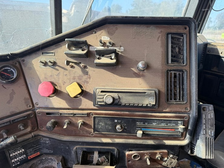 2003-freightliner-fld120-image-204