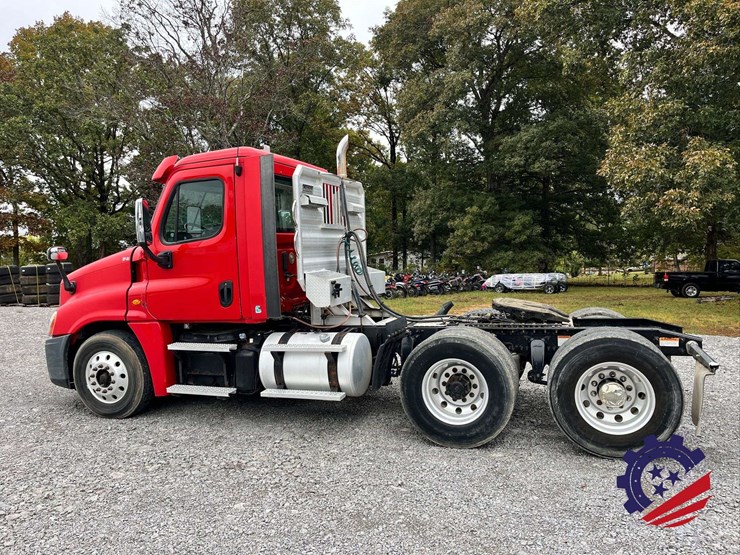 2014-freightliner-cascadia-t/a-truck-tractor-image-2