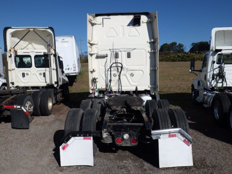 2015-freightliner-cascadia-125-evolution-image-10