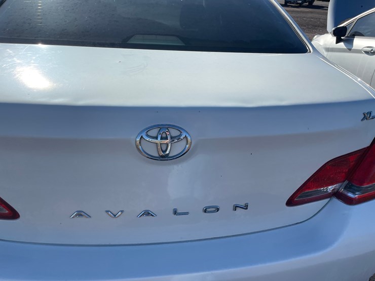#2762-•-2005-toyota-avalon-(title-in-delay)-image-16