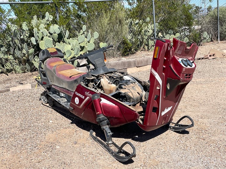 #2897-•-yamaha-venturo-snowmobile-image-31