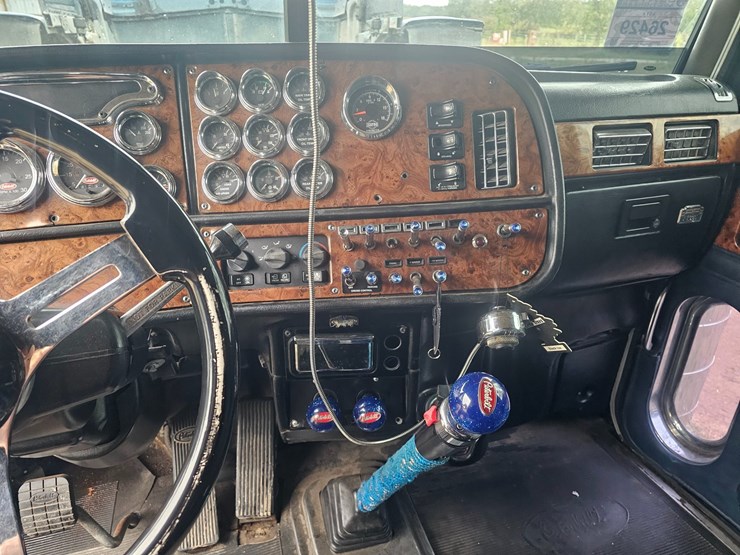 2001-peterbilt-379-image-53