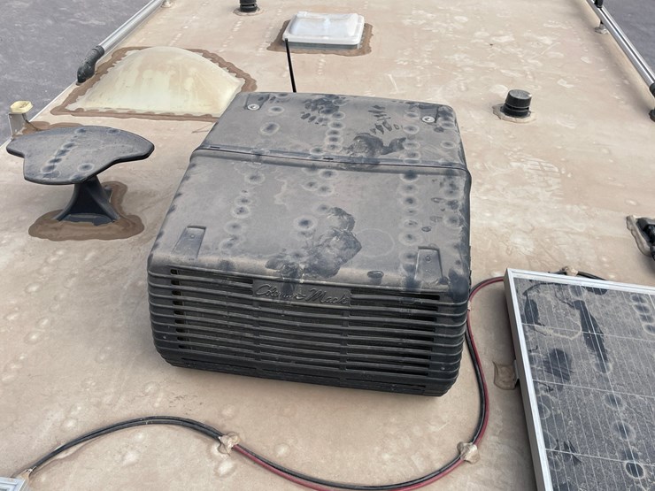 #2824-•-2022-lance-travel-trailer,-(has-new-mexico-title)-image-158
